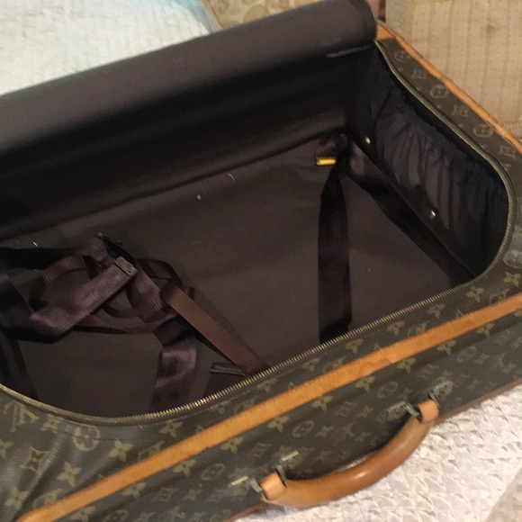 Authentic Loui Vuitton suitcase - Picture 4 of 8